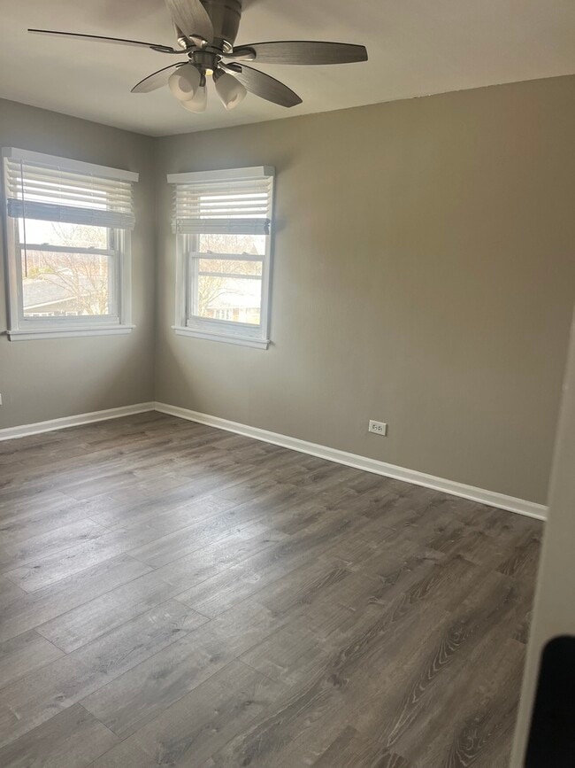 Building Photo - 10805 S Lloyd Dr