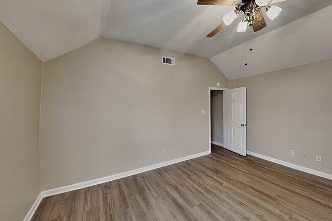 Building Photo - 1633 Dexter Ln
