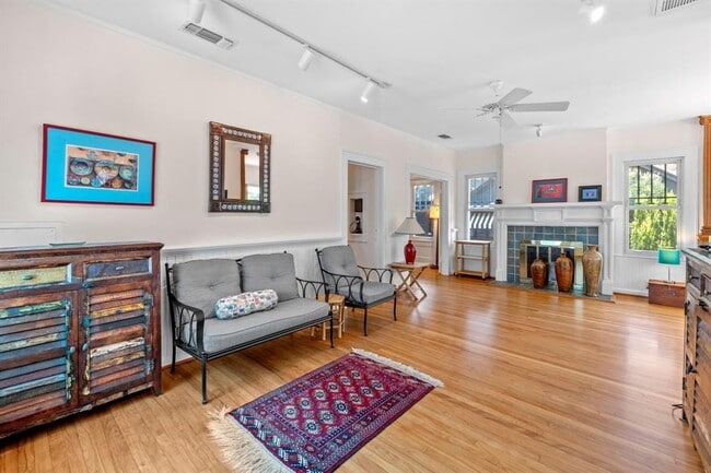 Building Photo - 205 W 32nd St