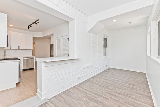 Building Photo - 2468 N Lincoln Ave