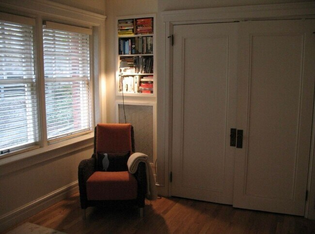 Building Photo - Timeless Queen Anne Condo with Modern Amen...