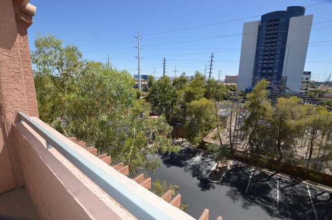 Building Photo - 220 E Flamingo Rd