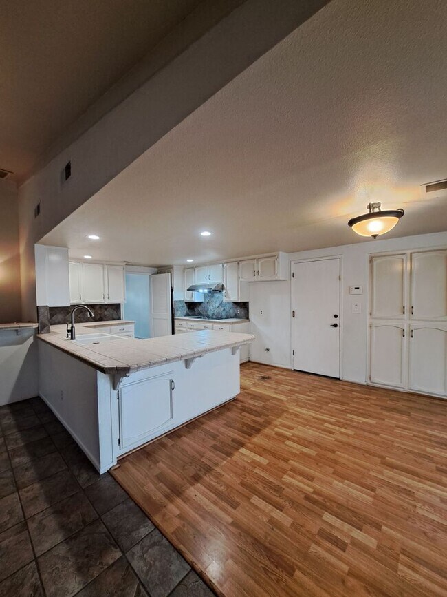 Building Photo - MOVE IN SPECIAL: Half OFF the 1st Month's ...