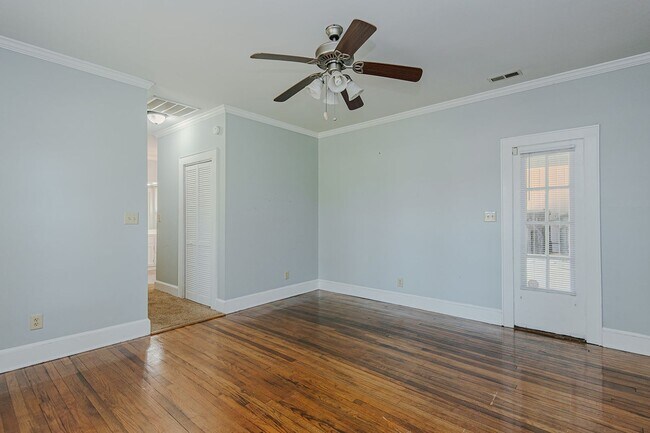 Building Photo - 3 Bed-2 Bath Bungalow in Burlington available  JULY