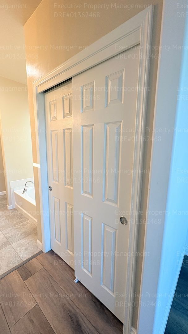 Building Photo - 3 bedroom 2 bathroom home located in a cul- de- sac in a Southwest Bakersfield neighborhood