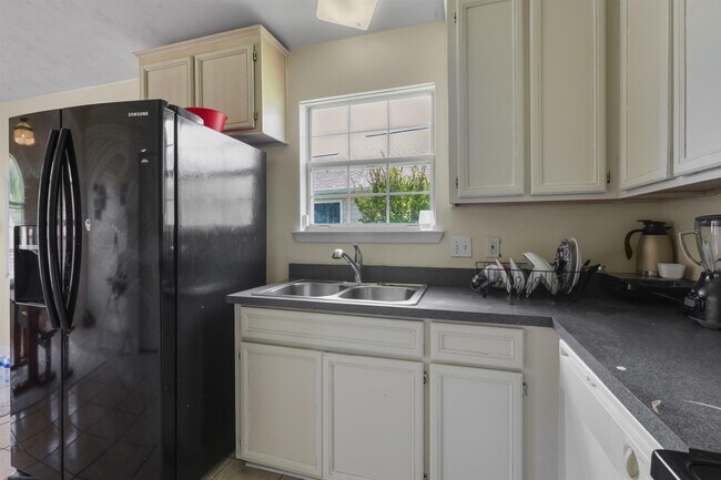 Building Photo - 1583 Applewood Way