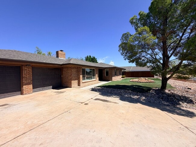 Building Photo - Beautifully remodeled 4 bedroom home with fully fenced backyard in Bloomington Hills with RV parking