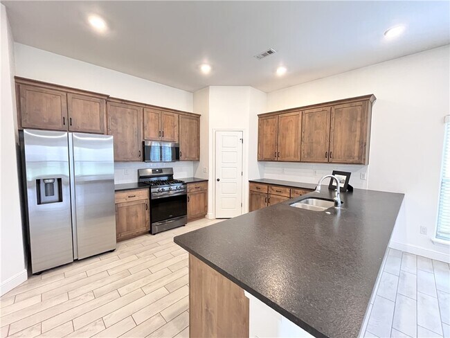 Building Photo - 5909 NW Reynolds St