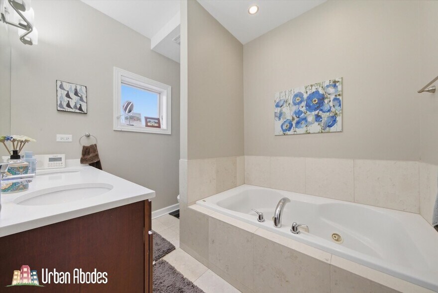 Building Photo - 2114 W Rice St