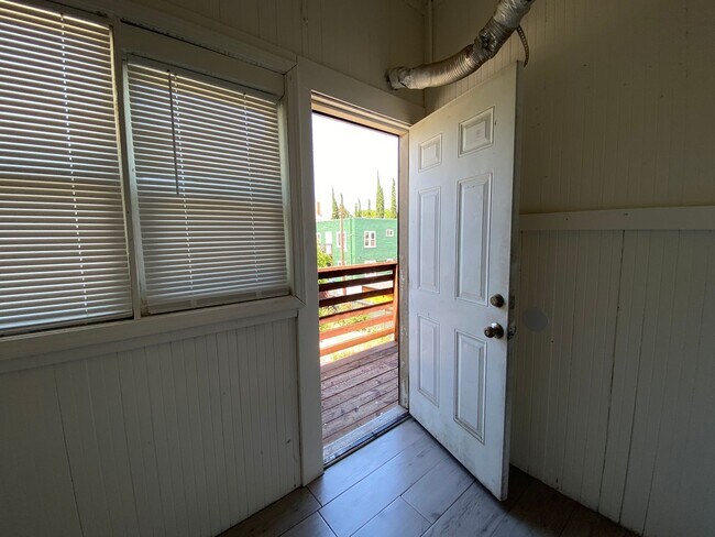 Building Photo - One Bedroom Apartment in Downtown Stockton