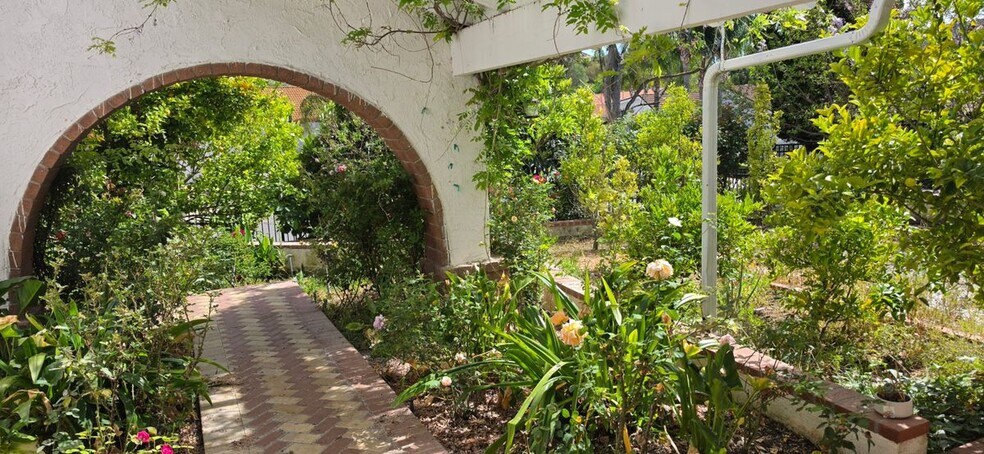 Building Photo - 28915 Hollow Brook Ave