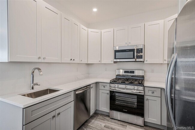 Building Photo - 725 Eastview Dr