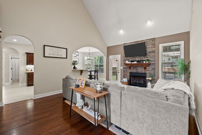 Building Photo - Pet Friendly Four Bedroom with Bonus!