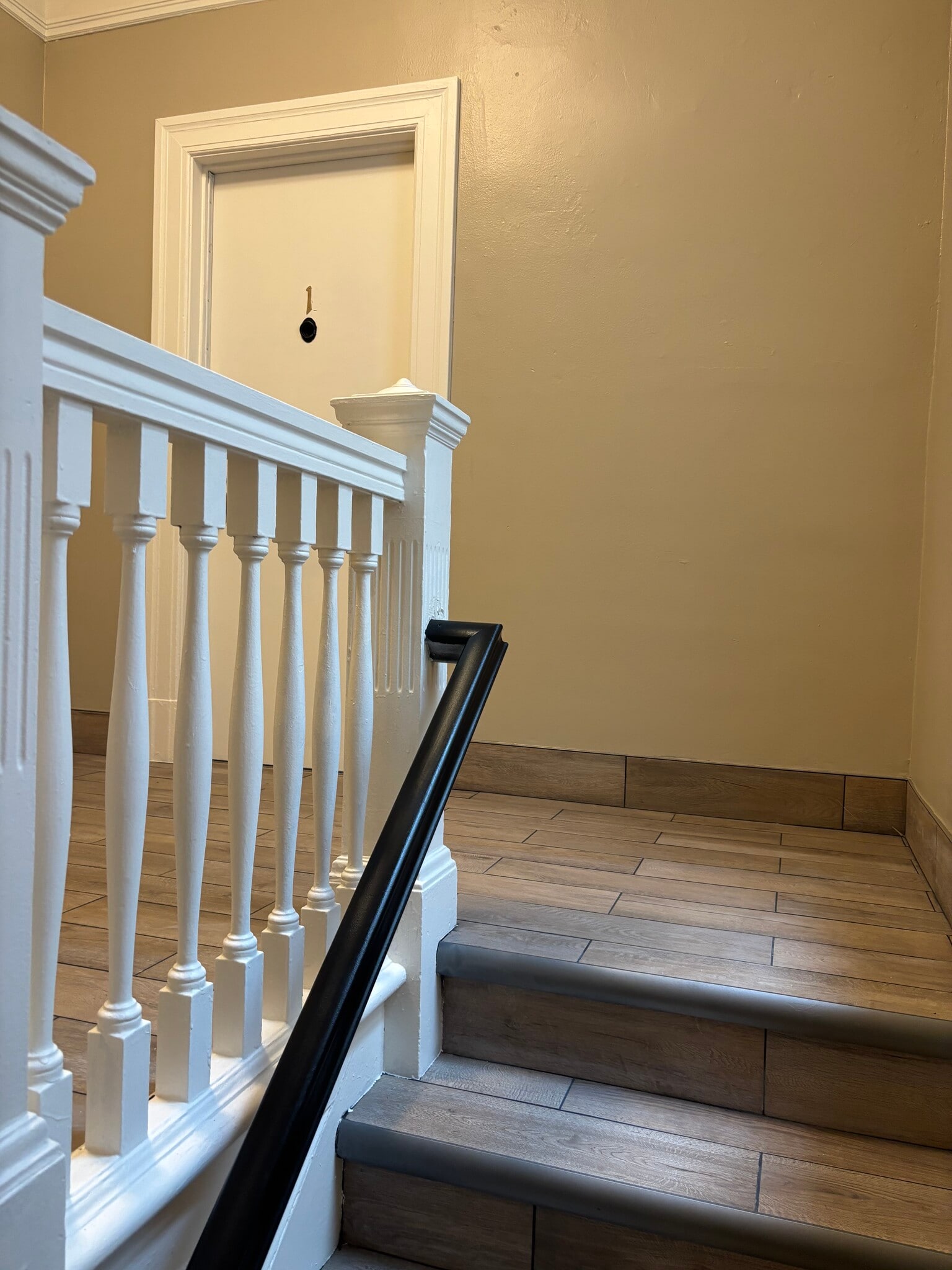 stairway to unit - 1101 Leavenworth St