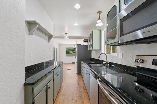 Building Photo - Central Location | 15 Min to Peterson, 20 ...