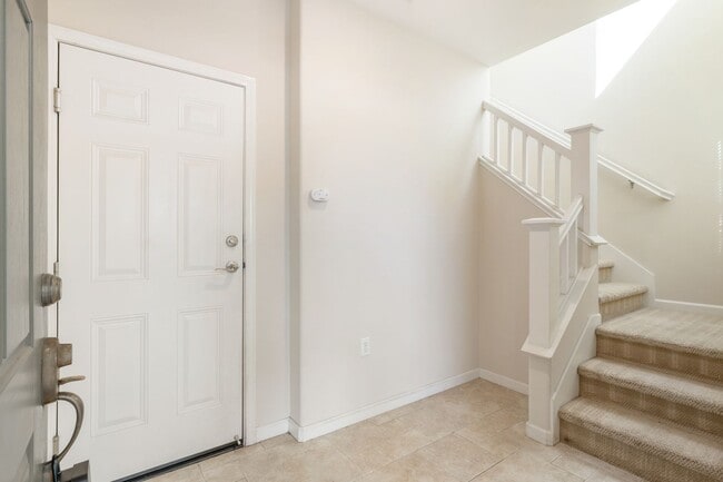 Building Photo - Modern Townhouse