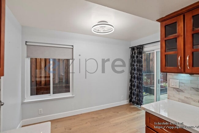 Building Photo - 567 Blue Jay Dr