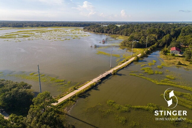 Building Photo - 1808 Lenora Dr
