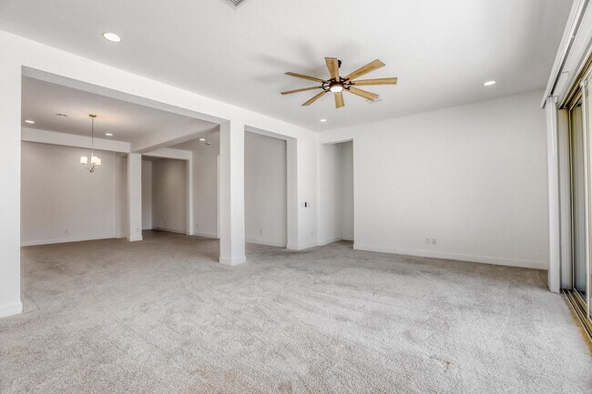 Building Photo - 8723 W Vista Ave