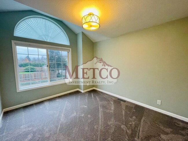 Building Photo - Beautiful 4 bedroom, 3 Bath House in Desirable Gilham Neighborhood!