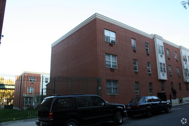 Primary Photo - Stadium Court