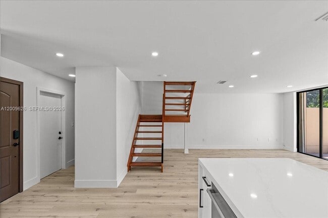 Building Photo - 3737 Alcantara Ave