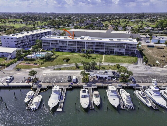 Building Photo - 907 Marina Dr