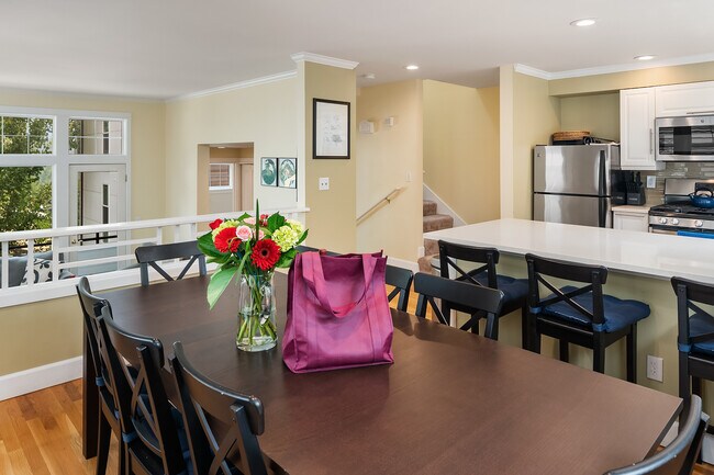 Building Photo - 2530 E Madison St