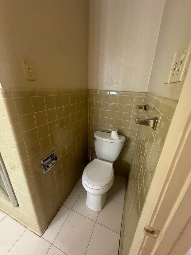 Building Photo - 302 Huisache Dr