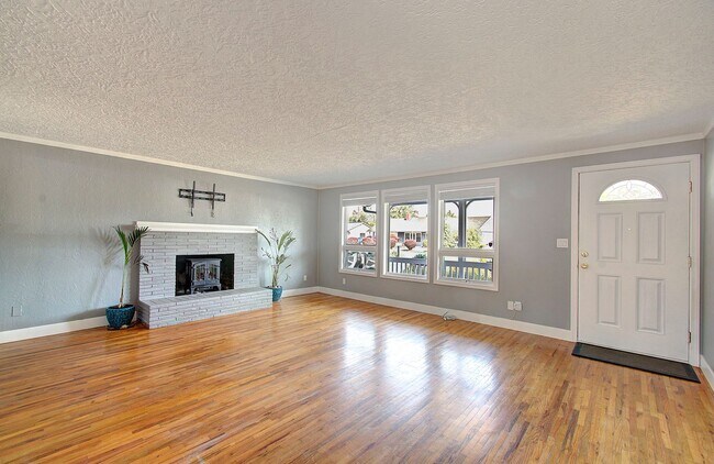 Building Photo - Welcome to this Beautifully Remodeled Ranc...