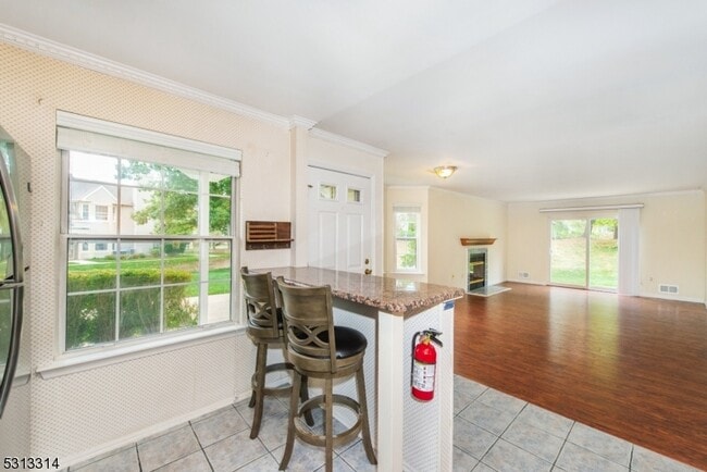 Building Photo - 603 Porter Way W