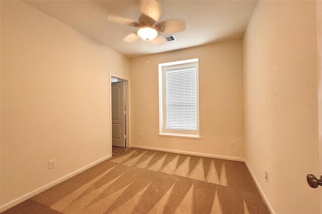 Building Photo - 25302 Farmdale Ln