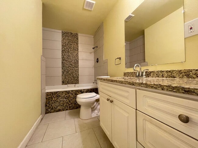 Building Photo - 3 bedroom Duplex by the Lake