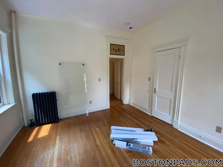 Building Photo - 106 Queensberry St