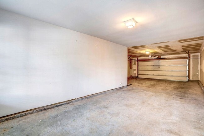 Building Photo - BEAUTIFUL TOWNHOUSE -COMMUNITY POOL-$500 OFF FIRST MONTH'S RENT!!