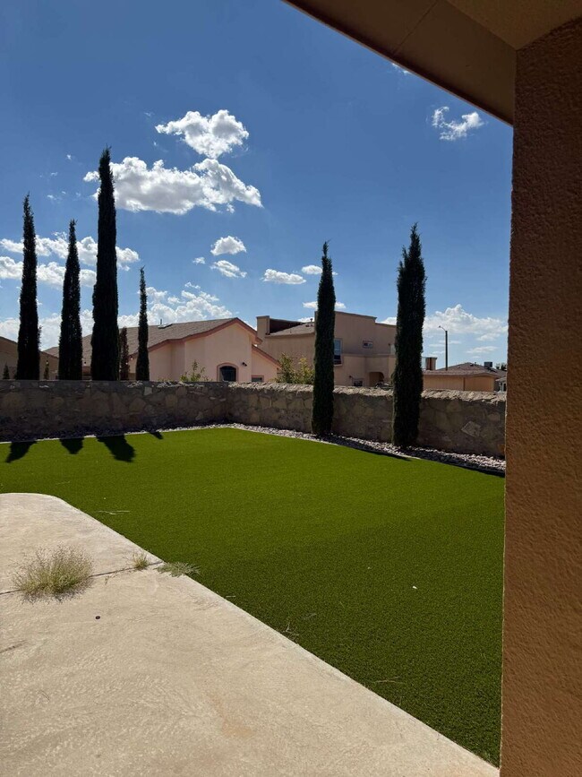 Building Photo - "Charming 3-Bedroom Retreat with 2 Full Ba...