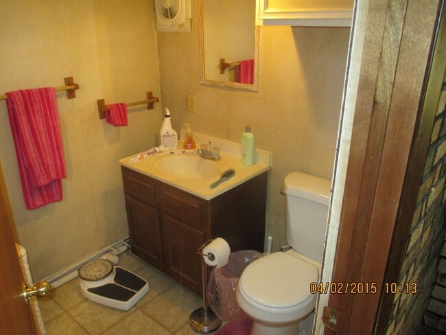 Building Photo - Available Immediately!  Spacious 1 bedroom house