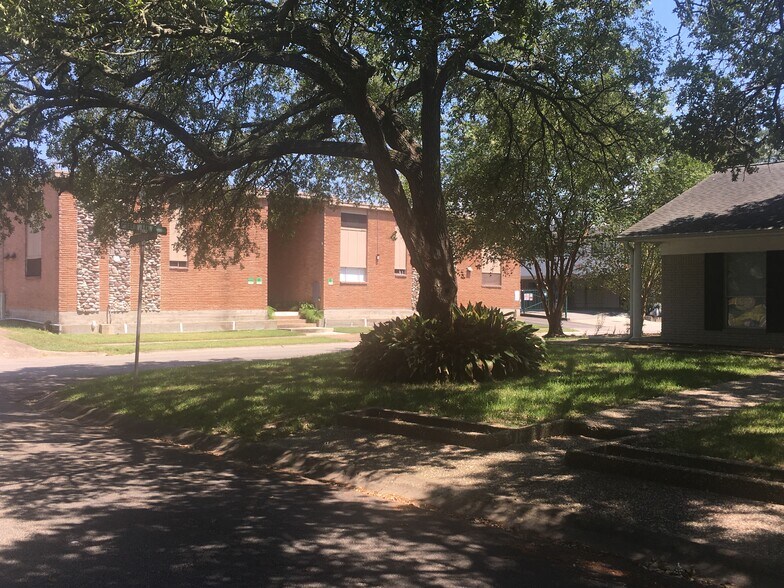 Building Photo - 10825 Greenwillow St