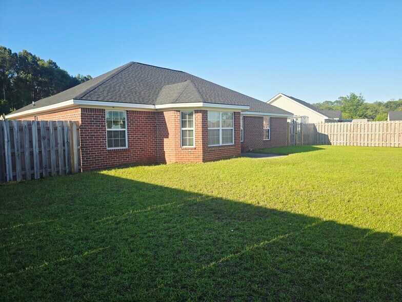Building Photo - 111 Quarterhorse Dr