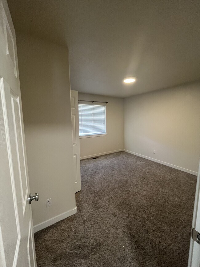 Building Photo - 1820 W Camelot Dr