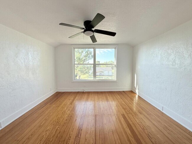 Building Photo - 304 N Roney St