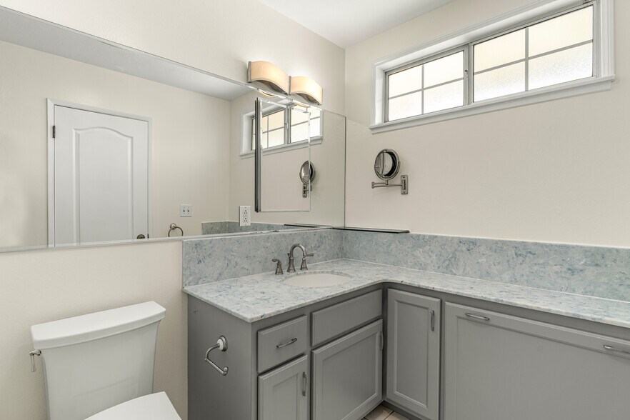 Building Photo - 817 Malone Dr