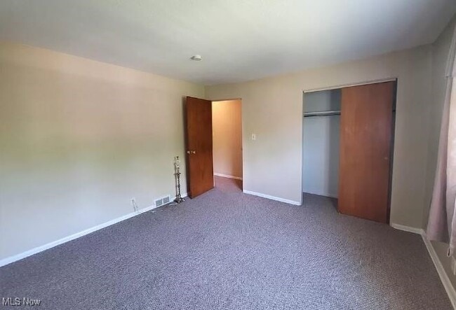 Building Photo - 215 Dalepark Dr