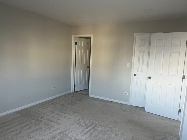 Building Photo - 567 W Parkside Dr