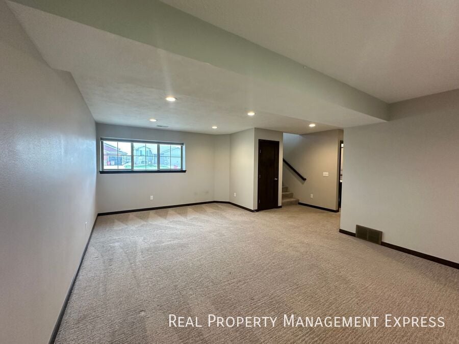 Building Photo - 4 Bedroom 3 Bathroom Home for Rent