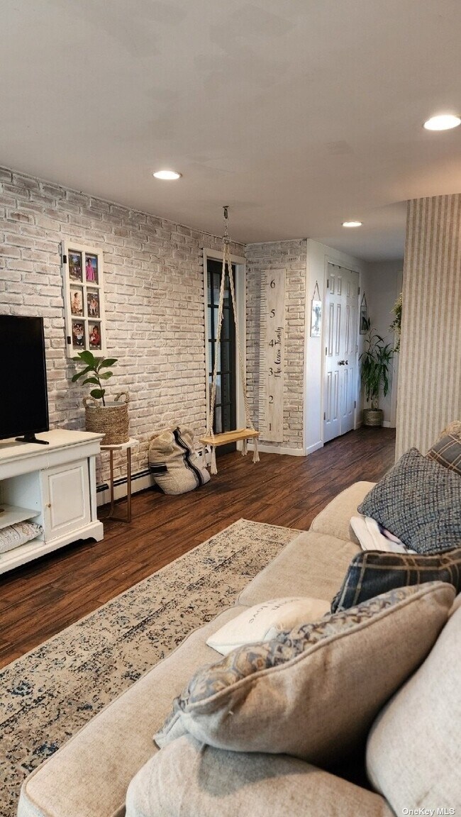 Building Photo - 350 Linden St