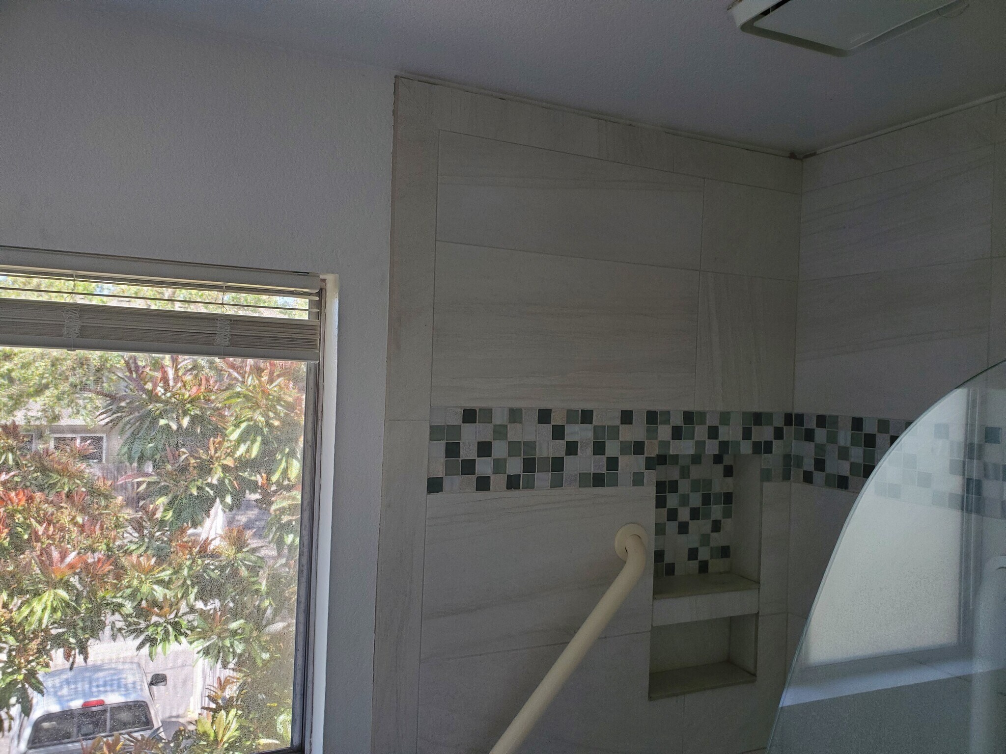 Upstairs bathroom tub/shower. - 1710 Oldfield Way