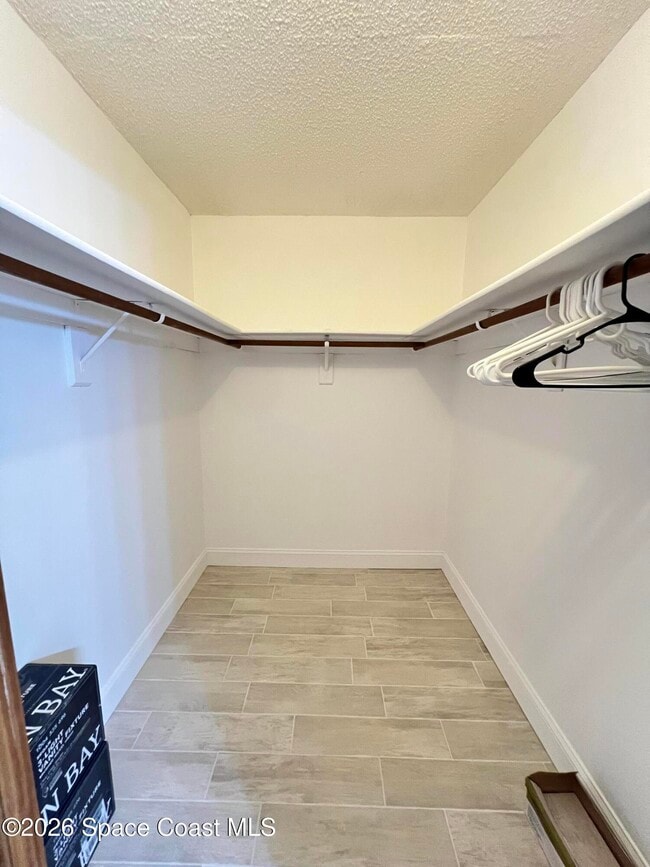 Building Photo - 8494 Ridgewood Ave