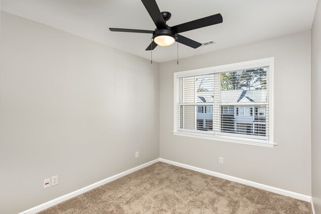 Building Photo - Newly Updated Townhome with Minutes Walk t...