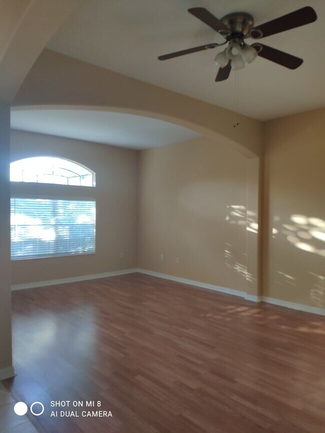 Building Photo - 3/2/2 House with screened in porch, on a c...